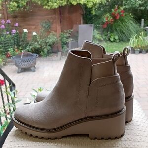 NWT DV Women's Tan Ankle Boots Size 6.5